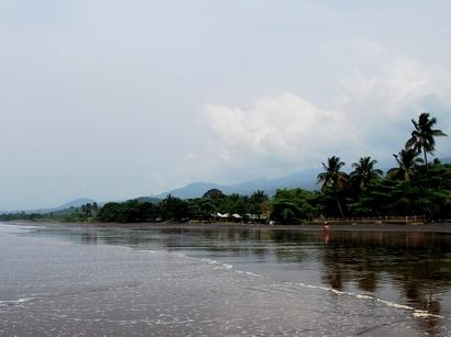 alt: Pobřeží jihozápadního Kamerunu lemují nekonečné pláže černého lávového písku.