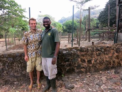 alt: Martin Mikeš, předseda o. s. Kedjom-Keku, a Glenn John, hlavní chovatel z Limbe Wildlife Center.