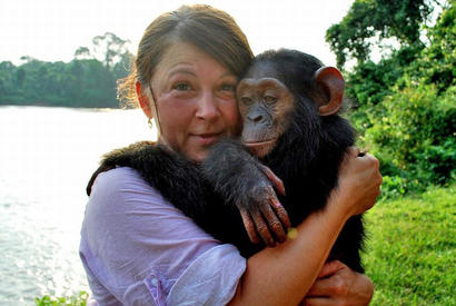 alt: Pavla Mikešová (matka Martina Mikeše) při prvním kontaktu s šimpanzím mládětem.