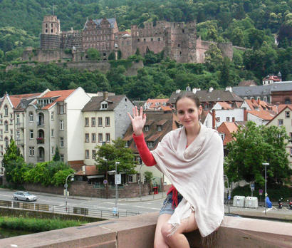 alt: Snad každý návštěvník Heidelbergu se pyšní fotografií s hlavní dominantou města – historickým zámkem zasazeným ve výběžcích pohoří Odenwald blízko řeky Neckar. I Johann Wolfgang Goethe spatřoval v Heidelbergu „cosi ideálního“. Názor, s nímž nelze než souhlasit. Foto: archiv M. Benešové.