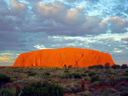 alt: Skalní formace Uluru (Ayers Rock) má velký náboženský a kulturní význam pro původní obyvatele centrální Austrálie. Zdroj Wikimedia Commons, autor Thomas Schoch, licence Creative Commons Attribution-Share Alike 3.0 Unported.