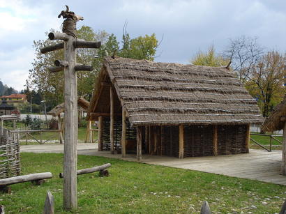 alt: Rekonstrukce domu z mladší doby kamenné (Tuzla, Bosna a Hercegovina). Zdroj Wikimedia Commons, autor Prof saxx at en.wikipedia, licence Creative Commons Attribution-Share Alike 3.0 Unported.
