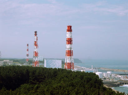 alt: Japonská jaderná elektrárna Fukušima Daiči na snímku z roku 2002. V roce 2011 byla elektrárna těžce poškozena zemětřesením a hlavně následným tsunami. Zdroj Wikimedia Commons, autor KEI, licence CC BY-SA 3.0.