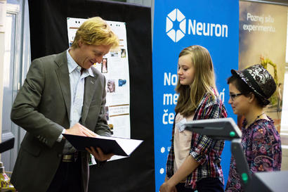 alt: V roce 2013 předával ceny vítězům Karel Janeček, český mecenáš vědy z Nadačního fondu Neuron.