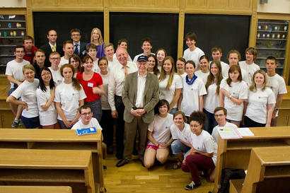 alt: Letos v červnu se řešitelé KSICHTu setkali na Přírodovědecké fakultě UK s Jean-Marie Lehnem, nositelem Nobelovy ceny za chemii (uprostřed v saku).