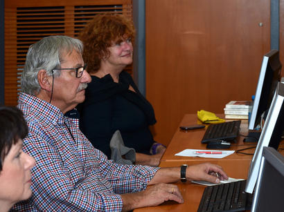 alt: Senioři editující Wikipedii na jednom z kurzů. Autor Jindřich Nosek, licence CC-BY-SA 3.0.