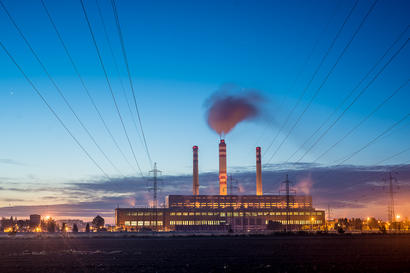 alt: Hnědouhelná elektrárna v Opatovicích nad Labem patří mezi takzvané kogenerační elektrárny, které vyrábějí kromě elektřiny také teplo. Teplem zásobuje několik měst včetně Hradce Králové a Pardubic. Foto: Petr Jan Juračka.