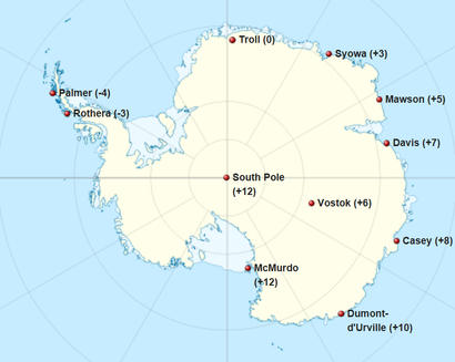 alt: Čas používaný na vybraných polárních stanicích v Antarktidě. Čísla v závorkách udávají rozdíl oproti koordinovanému světovému času UTC (v hodinách). Zdroj Wikimedia Commons, autor Alexrk2, licence CC BY-SA 3.0.