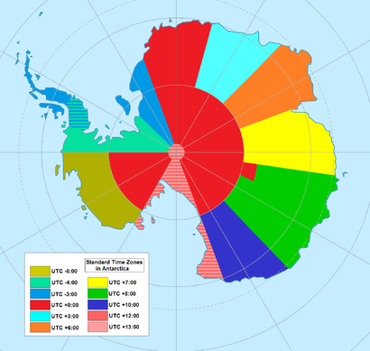 alt: Časová pásma v Antarktidě (přibližně). Polární stanice nemusí nutně používat čas pásma, ve kterém leží. Zdroj Wikimedia Commons, autor Phoenix B 1of3, volné dílo / public domain.