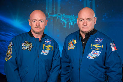 alt: Američtí astronauti Mark (vlevo) a Scott Kellyovi jsou jednovaječná dvojčata. Zdroj Wikimedia Commons, autor NASA/Robert Markowitz, volné dílo / Public Domain.