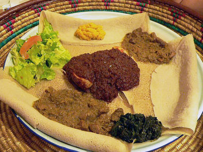 alt: Placky indžera s masem a zeleninou. Zdroj Wikimedia Commons, autor Rama, licence CC BY-SA 2.0 fr.