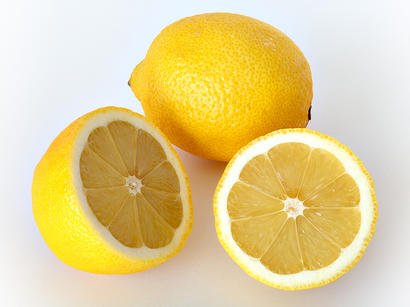 alt: Citrony obsahují nejen kyselinu citronovou, ale také mnoho látek, které prospívají našemu zdraví. Zdroj Wikimedia Commons, autor André Karwath, licence CC BY-SA 2.5.