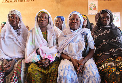 alt: Ženy ze západoafrické země Burkina Faso na diskusi o problematice ženské obřízky. Zdroj Wikimedia Commons, autor  DFID – UK Department for International Development, úpravy Jan Kolář, licence CC BY 2.0.