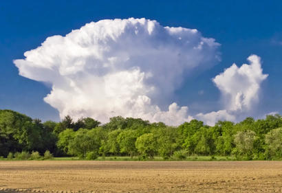 alt: S bouřkami je spojen typ oblaku nazývaný cumulonimbus. Zdroj Wikimedia Commons, autor Oscar den Uijl, úpravy Jan Kolář, licence CC BY-SA 3.0.