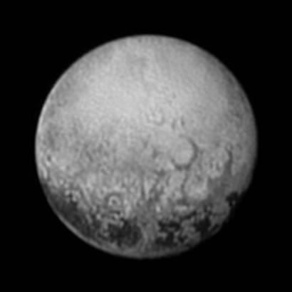 alt: Polokoule Pluta přivrácená k Charonu, snímek z 11. července 2015. V dolní části obrázku je vidět tmavý rovníkový pás. Zdroj: NASA/Johns Hopkins University Applied Physics Laboratory/Southwest Research Institute.