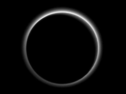 alt: Den po průletu pořídila sonda New Horizons ve stínu Pluta „na rozloučenou“ jeho snímek s atmosférou ozářenou slunečním světlem. Detailní prozkoumání měření z této doby nám prozradí více o plutonské atmosféře. Zdroj: NASA/JHUAPL/SwRI.