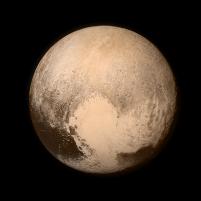 alt: Dnes již ikonický snímek Pluta z 13. července 2015, den před nejbližším bodem průletu. Na fotografii je dobře viditelná zejména „srdcovitá“ oblast Tombaugh Regio. Zdroj: NASA/JHUAPL/SWRI.