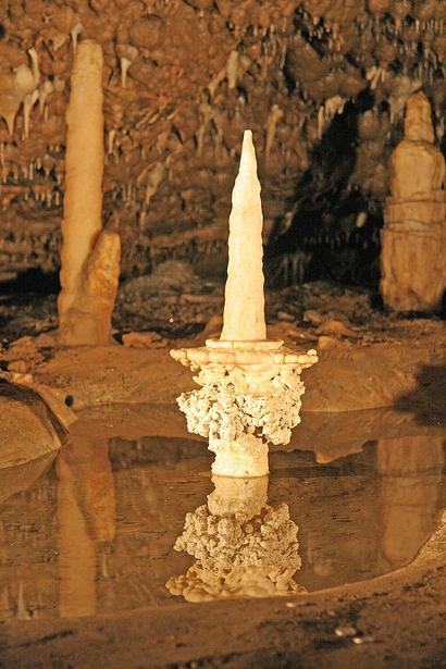alt: Svícen – pozoruhodný stalagmit (krápník rostoucí zdola), který můžete vidět ve Sloupsko-šošůvských jeskyních v Moravském krasu. Zdroj Wikimedia Commons, autor Prazak, licence CC BY 2.5.