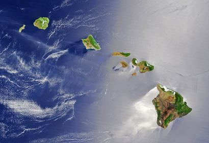 alt: Satelitní snímek Havajských ostrovů. Vpravo dole je ostrov Havaj – jeho nejvyšší vrcholy Mauna Kea a Mauna Loa jsou vysoké 10,2 km, pokud bychom je měřili od úpatí na mořském dně. Zdroj Wikimedia Commons, kredit NASA, volné dílo / Public Domain.