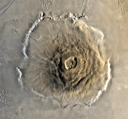 alt: Olympus Mons na obrázku sestaveném ze snímků sondy Viking. Zdroj Wikimedia Commons, kredit NASA, volné dílo / Public Domain.