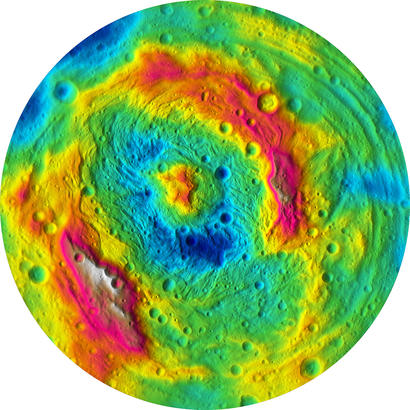 alt: Jižní polokoule planetky Vesta podle měření sondy Dawn. Výška útvarů je znázorněna barvou (modrá – nejnižší, červená a bílá – nejvyšší). Zhruba ve středu obrázku vidíte 22 km vysokou horu uvnitř kráteru Rheasilvia. Zdroj Wikimedia Commons, kredit NASA/JPL-Caltech/UCLA/MPS/DLR/IDA/PSI, volné dílo / Public Domain.