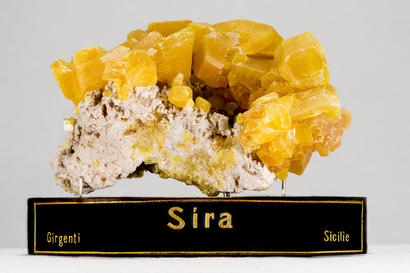 alt: V Mineralogickém muzeu uvidíte mimo jiné tyto krásné krystaly čisté síry. Foto Petr Jan Juračka.