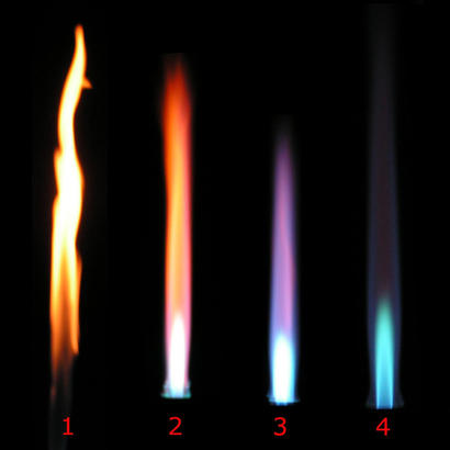alt: Hoření zemního plynu v Bunsenově kahanu. *Vlevo* při uzavřeném přívodu vzduchu zdola – nedokonalým spalováním vznikají saze a plamen je červený. Otevíráním přívodu vzduchu (*snímky 2–4*) se spalování zlepšuje a plamen se mění na modrý. Zdroj Wikimedia Commons, autor Arthur Jan Fijałkowski, licence CC BY-SA 3.0.