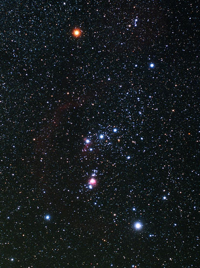 alt: Souhvězdí Orion. Hvězda Betelgeuze (*vlevo nahoře*) je zbarvená do červena, protože má povrchovou teplotu jen asi 3 100 °C. Naopak horký Rigel (*vpravo dole*) s povrchovou teplotou asi 11 800 °C se nám jeví modrobílý. Přesvědčte se o tom na zimní obloze. Zdroj Wikimedia Commons, autor TheStarmon, úpravy Jan Kolář, licence CC BY 3.0.
