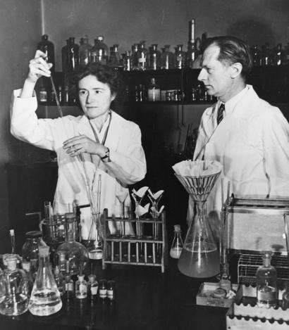 alt: Gerty Coriová a její manžel Carl Ferdinand Cori ve své laboratoři. Společně s Argentincem Bernardem Albertem Houssayem získali Coriovi v roce 1947 Nobelovu cenu za výzkum metabolismu sacharidů. Zdroj Wikimedia Commons / Smithsonian Institution from United States, no restrictions.