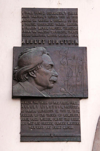 alt: Staroměstské náměstí 17, kam chodil Einstein za svými pražskými přáteli.