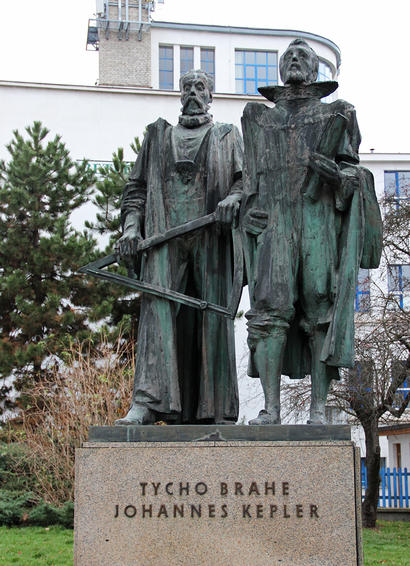 alt: Pomník astronomů Tycha Braha (vlevo) a Jana Keplera na pražských Hradčanech. Objevy těchto dvou vědců navždy změnily naše chápání vesmíru. Foto: Jan Kolář.