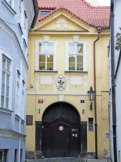 alt: Dům Vlašská 9, kde pracoval nositel Nobelovy ceny Jaroslav Heyrovský.