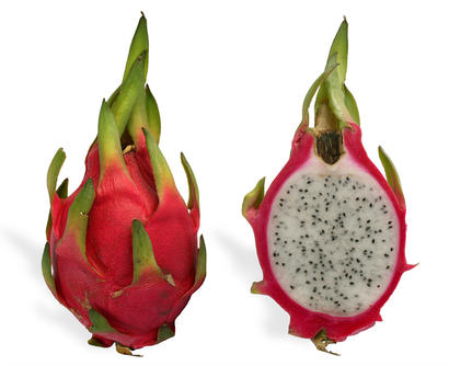 alt: Pitahaja, v tomto případě plod druhu *Hylocereus undatus*. Zdroj Wikimedia Commons, autor SMasters, licence CC BY-SA 3.0.