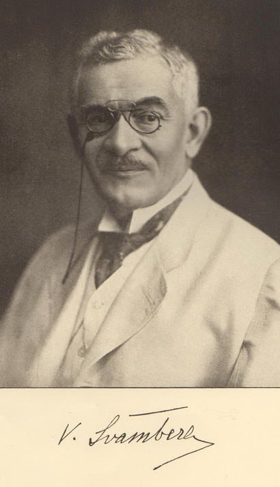 alt: Profesor Švambera na fotografii z roku 1926. Zdroj Wikimedia Commons / Mapová sbírka PřF UK, volné dílo.