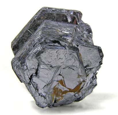 alt: Minerál molybdenit (sulfid molybdeničitý) krystaluje v šesterečné soustavě. Zdroj Wikimedia Commons, autor Rob Lavinsky, iRocks.com, licence CC BY-SA 3.0.