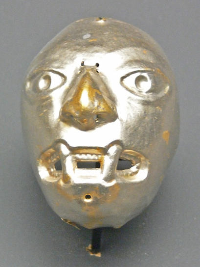 alt: Ekvádorská maska vyrobená z platiny s příměsí zlata, přibližně 3.–8. století př. n. l. Zdroj Wikimedia Commons, autor FA2010, volné dílo / Public Domain.