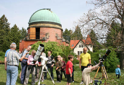 alt: V areálu Astronomického ústavu AV ČR v Ondřejově si budete moci prohlédnout vědecká pracoviště včetně dvoumetrového teleskopu a pozorovat Slunce dalekohledem.