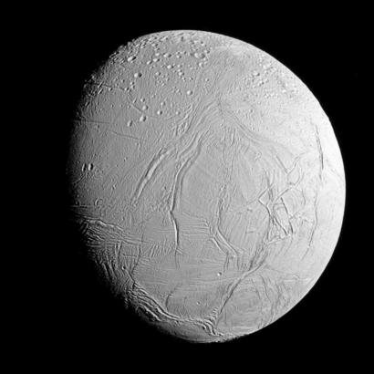 alt: Jižní polokoule Enceladu je téměř prostá kráterů a geologicky velmi mladá, zatímco krátery posetý severní terén je výrazně starší. Zdroj Wikimedia Commons, kredit NASA/JPL, volné dílo / Public Domain.