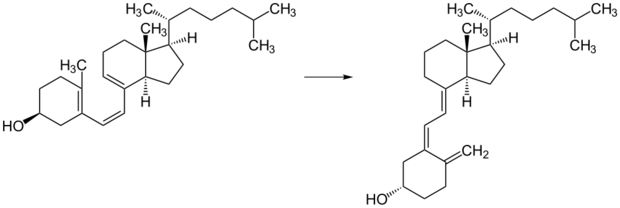 alt: Obrázek 3. Samovolná přeměna (spontánní izomerace) provitamínu D3 na vitamín D3 (cholekalciferol). Obdobnými reakcemi jako na obrázcích 2 a 3 vzniká vitamín D2 (ergokalciferol) ze svého prekurzoru ergosterolu. Zdroj Wikimedia Commons, autor NEUROtiker, volné dílo (public domain).