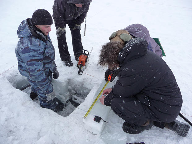alt: Z výzkumu na jezeře. U vyzvednutého bloku ledu zaznamenáváme rozsah jeho odtání při dopadu meteoritu a následného promrznutí. Foto: Ladislav Nábělek.