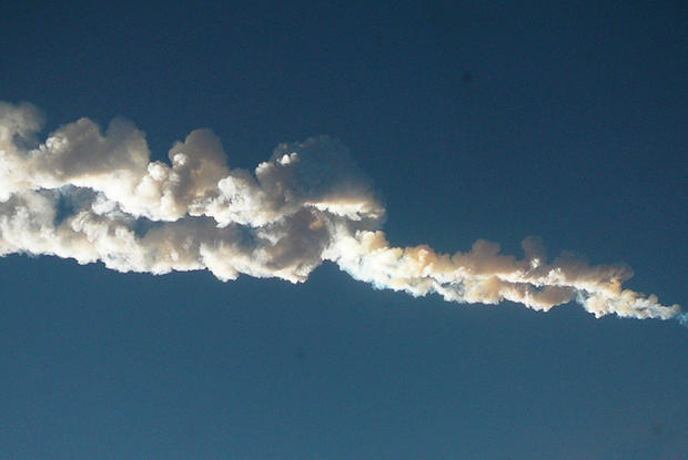 alt: Kouřová stopa Čebarkulského meteoritu. Na snímku je dobře vidět její dvojitost a šroubovitost. Zdroj Wikimedia Commons, autor Nikita Plekhanov, licence Creative Commons Uveďte autora-Zachovejte licenci 3.0 Unported.