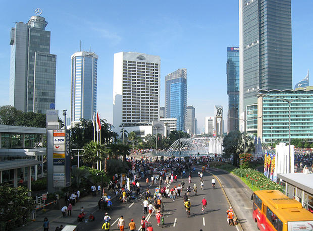 alt: V hlavním městě Indonésie Jakartě najdete výstavní čtvrti s mrakodrapy... *( Zdroj Wikimedia Commons, autor Gunawan Kartapranata, licence Creative Commons Attribution-Share Alike 3.0 Unported.)*