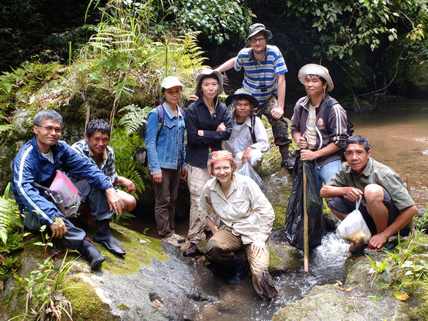 alt: Mezinárodní expedice v Laosu se kromě Jany Leong-Škorničkové (v popředí) zúčastnili vědci z Laosu, Thajska a Singapuru. Výpravu doplnili dva místní průvodci. Foto: Kithisak Phathavong.