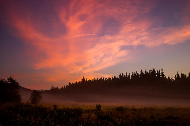 alt: Romantické svítání pod Stožeckou skálou. Foto: Marek Bříza.