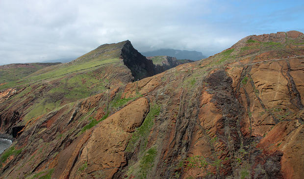 alt: Madeira je portugalský ostrov sopečného původu. Když se před 20 miliony let začal vynořovat z moře, byl zcela bez života. Postupně ho kolonizovaly rostliny. Přes sto z nich se zde dokonce v izolaci vyvinulo v nové druhy. Foto: Martin Hanzl.