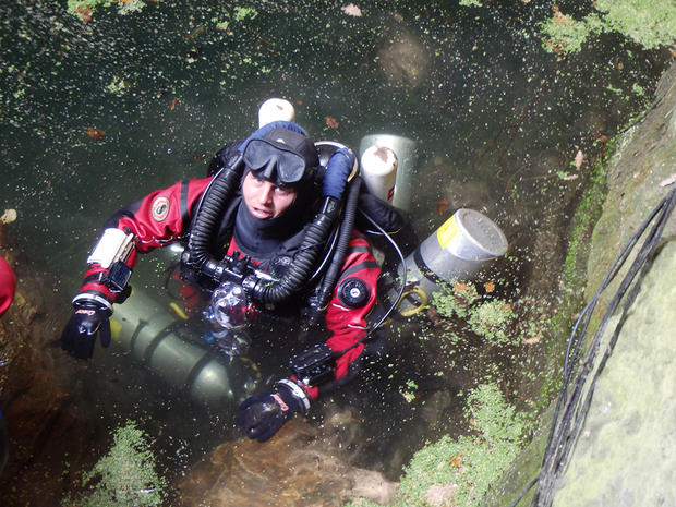 alt: David Čani se chystá na sestup do hloubky 130 metrů, kde odebere vzorek vody. Foto: Helena Vysoká.