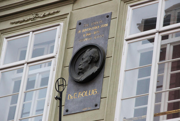 alt: Nerudova 35 – tady bydlel cestovatel Emil Holub.
