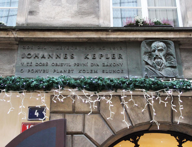 alt: Jana Keplera připomíná deska na domě Karlova 4.
