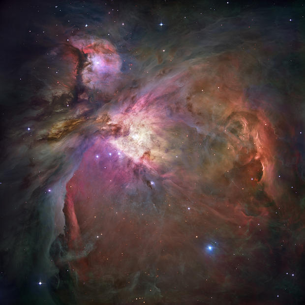 alt: Mlhovina v Orionu patří mezi nejznámější a nejkrásnější hvězdné porodnice – tedy oblasti, kde vznikají nové hvězdy.