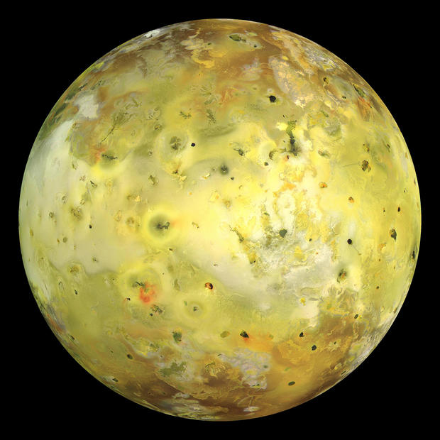 alt: Snímek Io pořízený sondou Galileo roku 1999. Na fotografii je dobře vidět mnoho vulkanických kuželů. Kredit: NASA/JPL/University of Arizona.